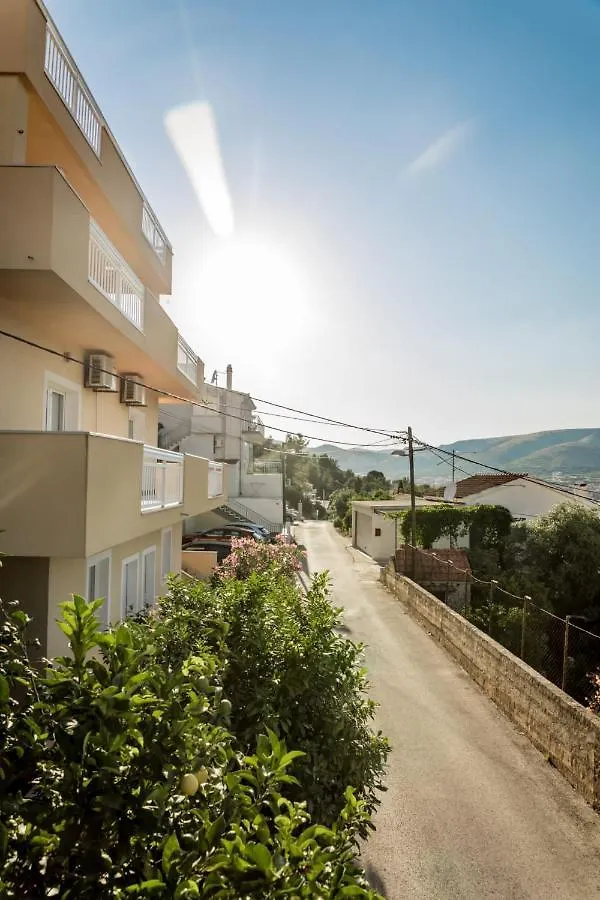 Apartment With Terrace And Sea View - Lucic Trogir 0*,