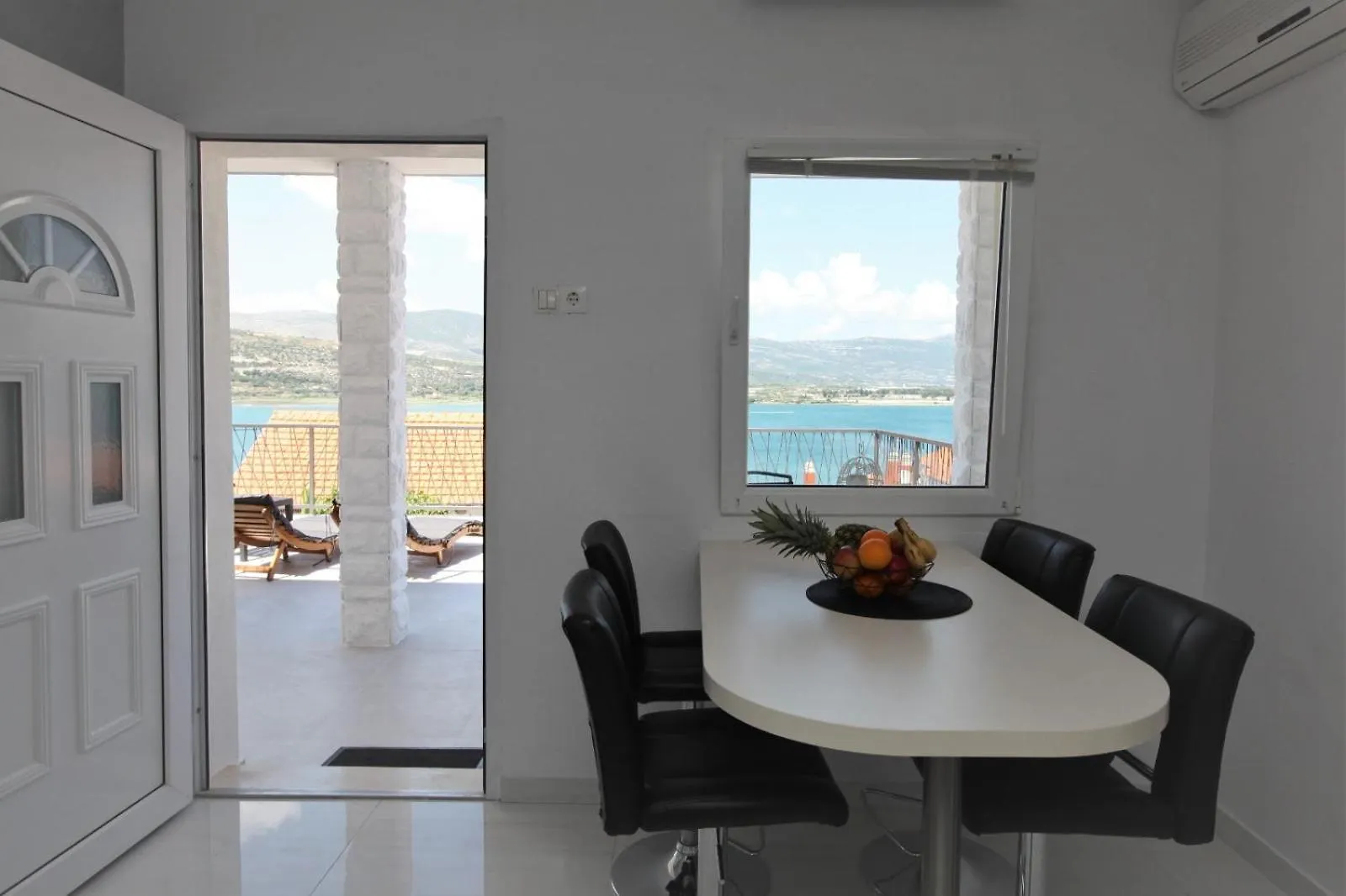 Apartment With Terrace And Sea View - Lucic Trogir