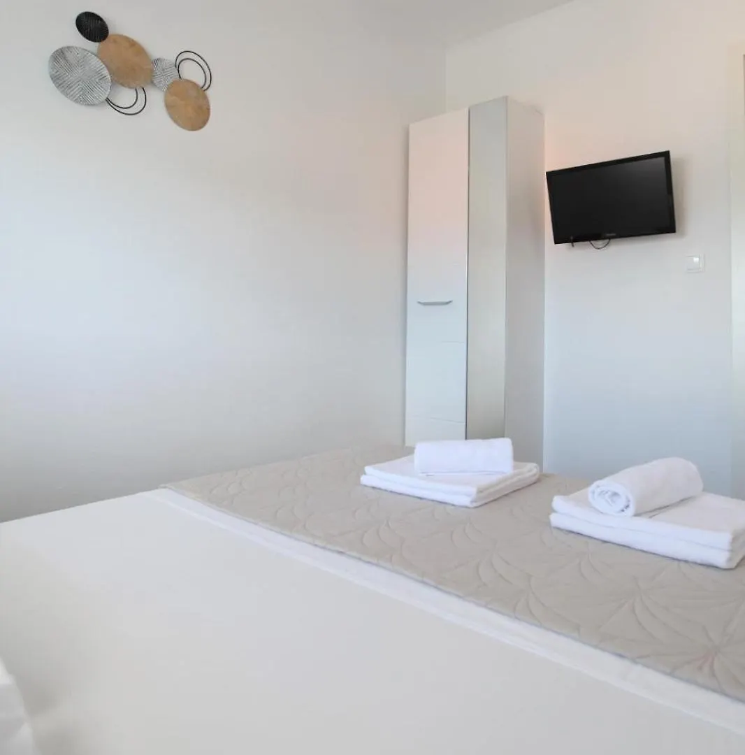 Apartment With Terrace And Sea View - Lucic Trogir